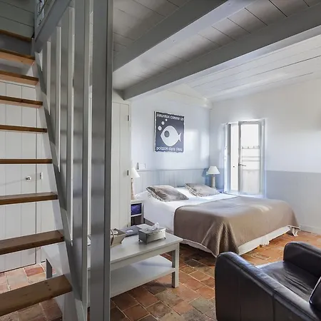 Les Bois Flottais מלון 4*